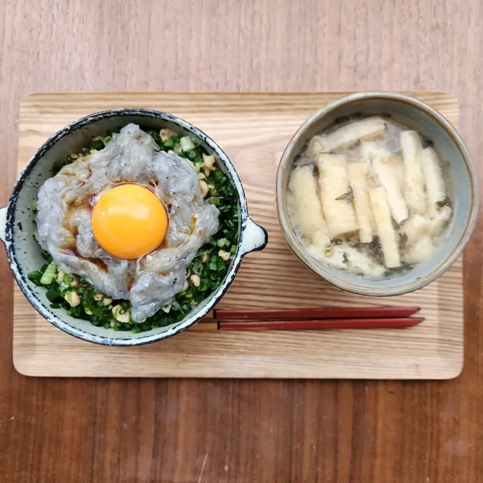 Snapdishの料理写真:生しらす丼
揚げのお味噌汁|noccoさん