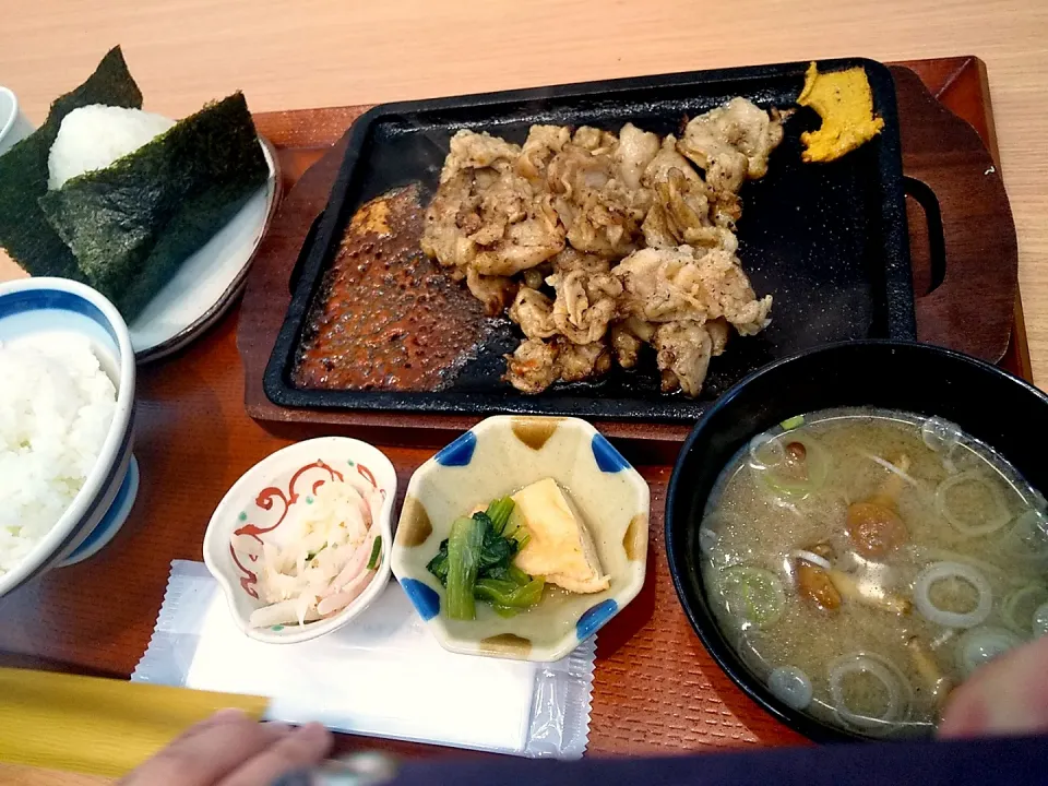 道の駅はくさん
石川県産の白米での
鳥はらみ定食🍚美味しい〰️|さくらんぼさん