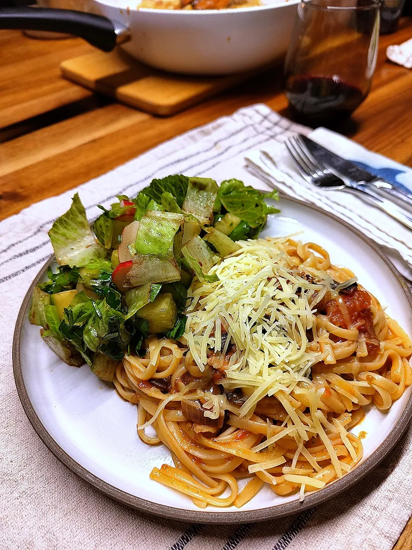 Pasta with tomato, cheese sauce reduced in wine, dried tomatoes and salad|Vera Andrianova Forwerkさん