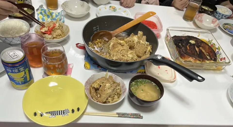 Snapdishの料理写真:晩御飯☆カツとじ☆鮭のチーズマヨ焼き☆みそ汁（高野豆腐・ワカメ・玉葱）|Saharaさん