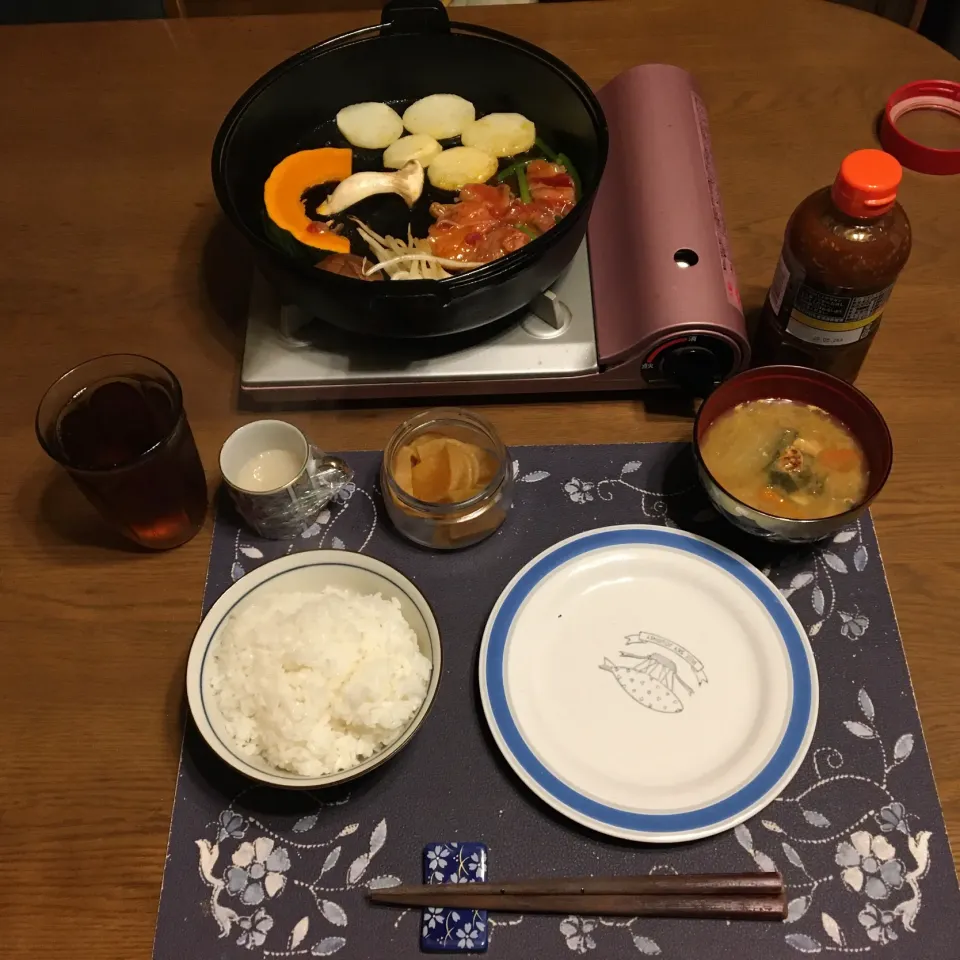 Snapdishの料理写真:ご飯、南部鉄器の鉄鍋焼き（味付き牛バラカルビ肉+ニンニクの芽、ジャガイモ、椎茸、エリンギ、かぼちゃ、もやし）、味噌汁、沢庵、烏龍茶、森永マミーの寒天(夕飯)|enarinさん