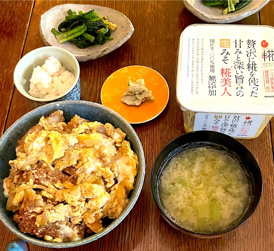 晩ごはん♯かつ丼♯お味噌汁♯プラス糀|小松菜さん