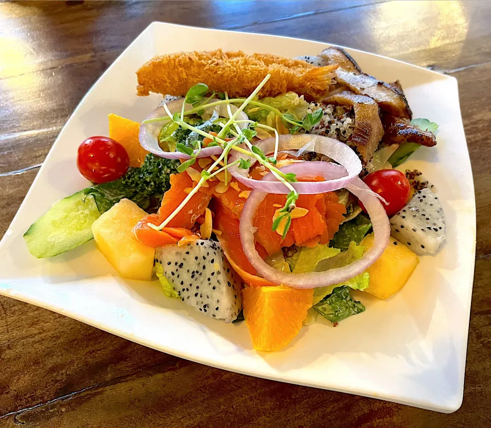 Organic tricolour quinoa and green salad|skyblueさん