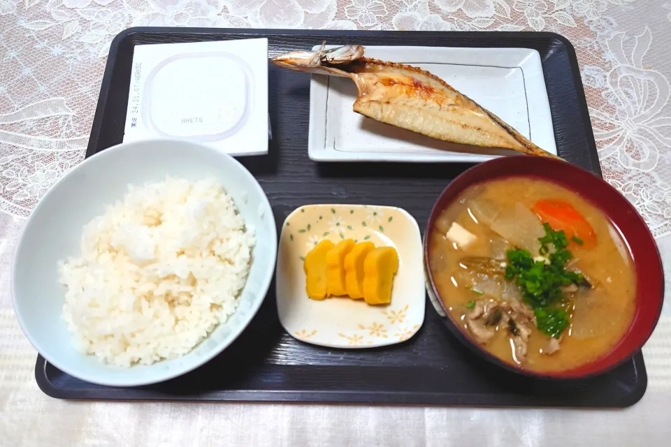 今日の朝ごはん（ごはんにカマスの干物、納豆、豚汁（ぶた汁）、たくあん）|Mars＠釜飯作り研究中さん