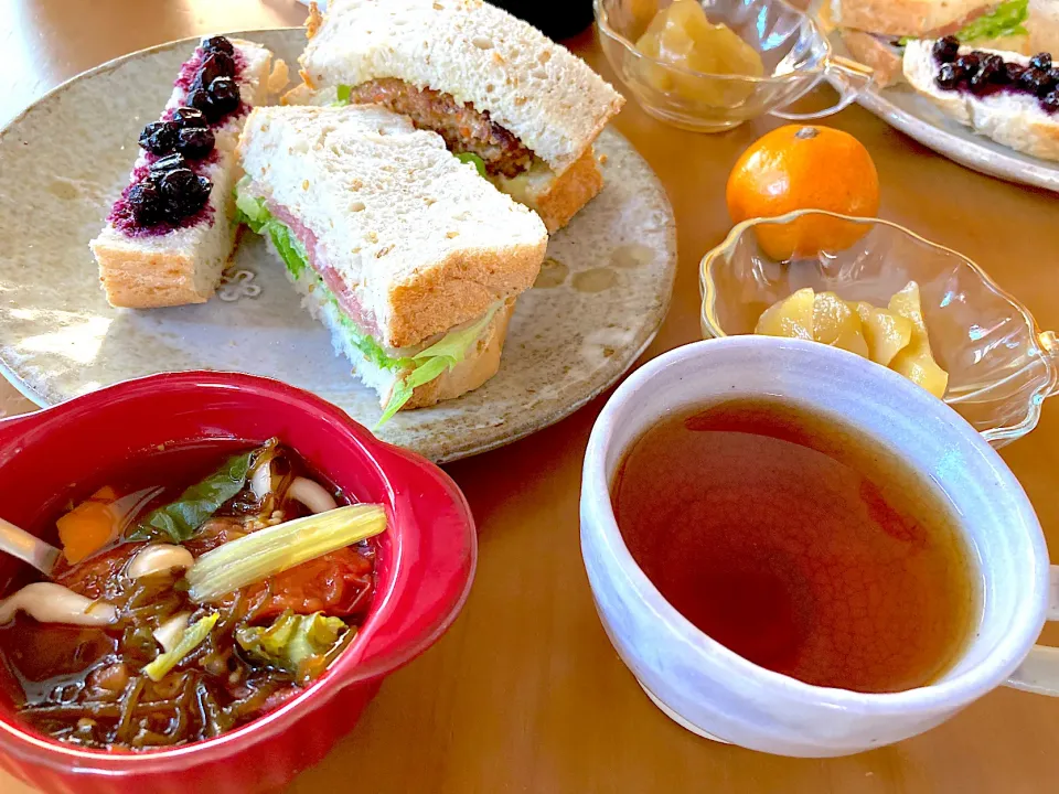 朝焼き甘酒食パン🍞でサンドイッチ３種と野菜スープ、ルイボスティー、洋梨のコンポート、みかん|さくたえさん