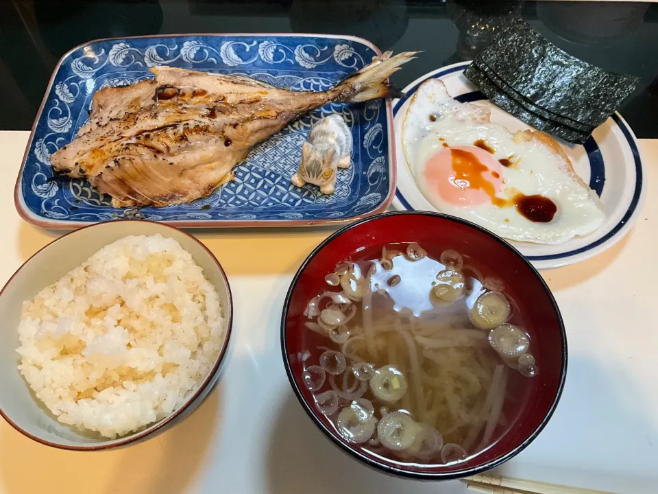 Snapdishの料理写真:朝一で鯵を開いて塩焼きにして朝ごはん|Takeshi  Nagakiさん