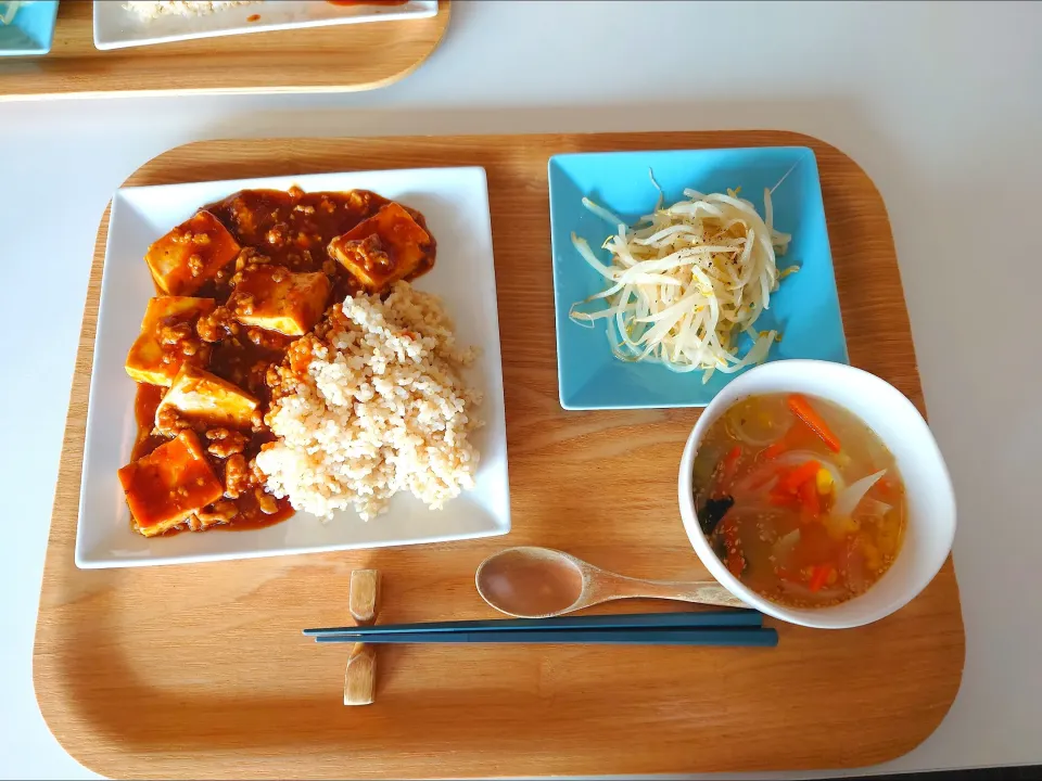 Snapdishの料理写真:今日の昼食　麻婆丼、もやしナムル、わかめスープ|pinknari🐰🌈さん