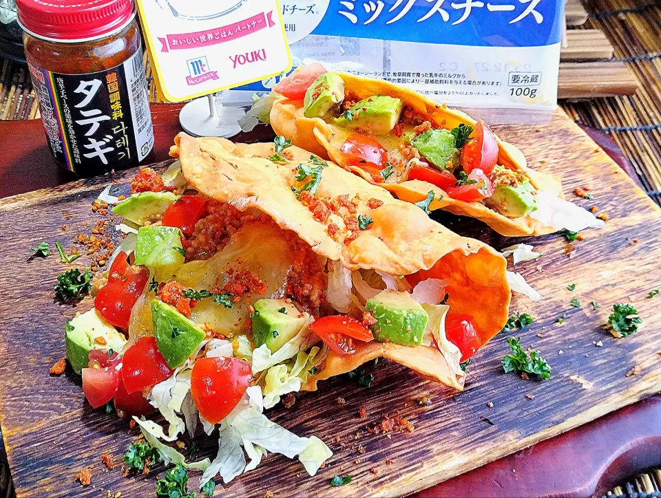 Snapdishの料理写真:カリカリトルティーヤのピリとろタコス🌮|ayaさん