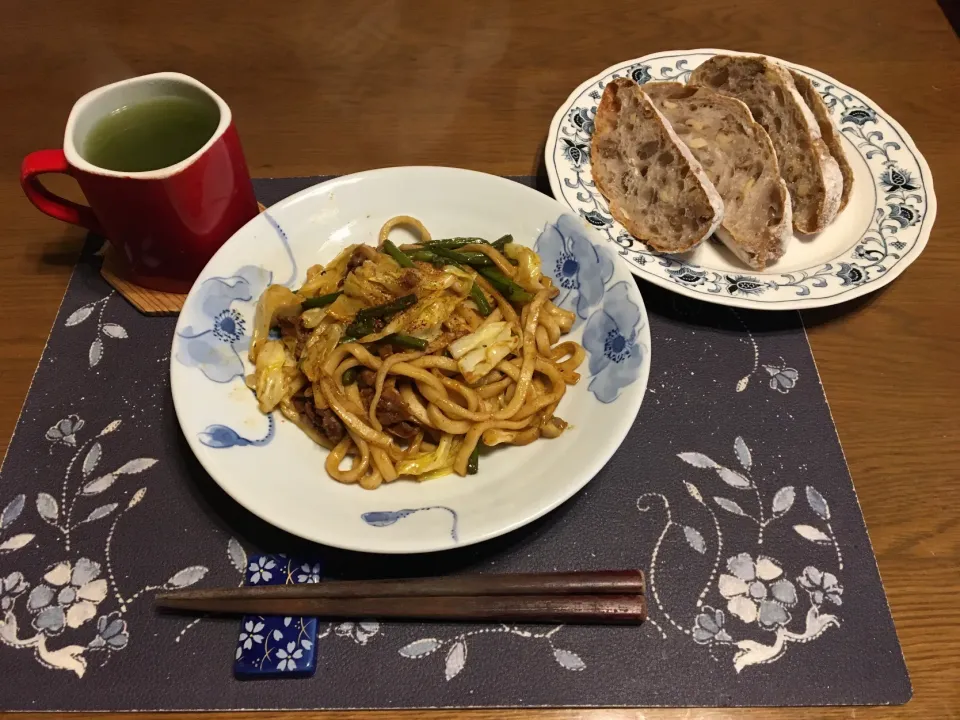 焼きうどん、くるみとカシューナッツのロデヴ、熱い日本茶(昼飯)|enarinさん