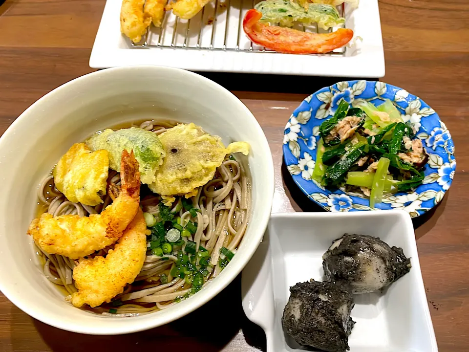 天ぷらのせ年越しそば　里芋の黒胡麻味噌和え　小松菜とツナの塩昆布和え|おさむん17さん