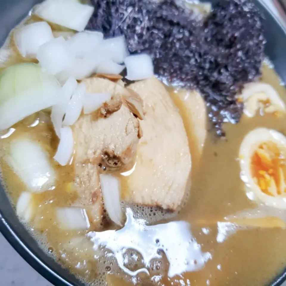 濃厚鶏白湯煮干しラーメン
自家製鶏チャーシュー付き🍻|こぅさん