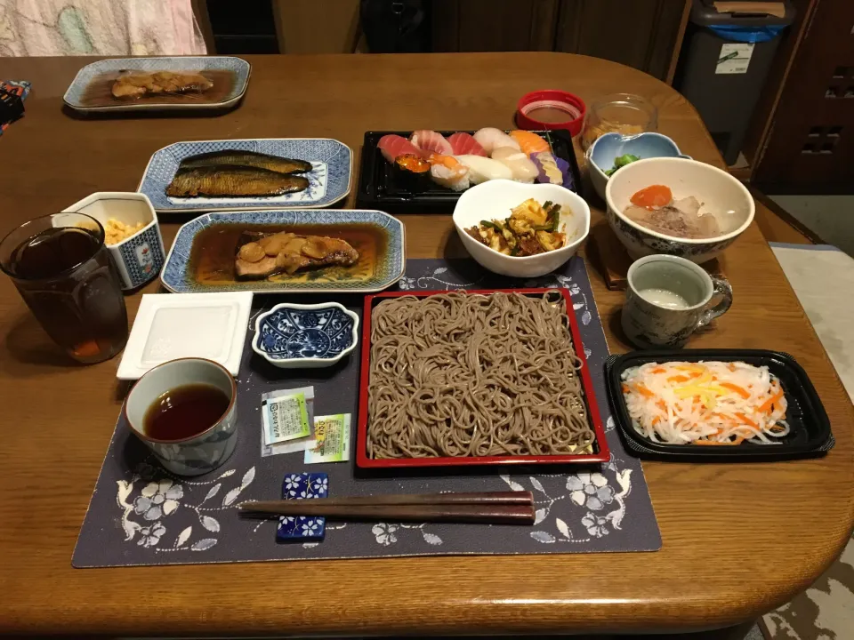 年越し蕎麦（ざる蕎麦と糧と薬味）、お惣菜のお寿司、ぶり照り、にしんの姿煮、肉野菜炒め、煮物、なます、烏龍茶、森永マミーの寒天(夕飯)|enarinさん