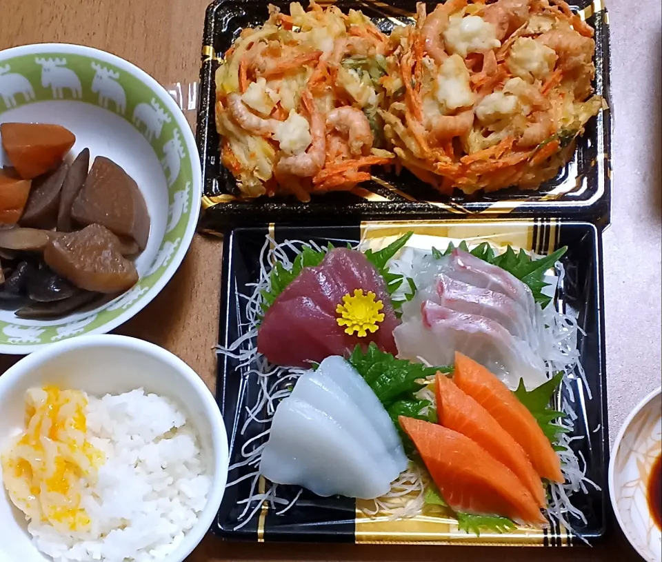 昨夜の晩御飯
海鮮かき揚げ
お造り
黄金イカ、ご飯🍚
煮しめ|ナナさん