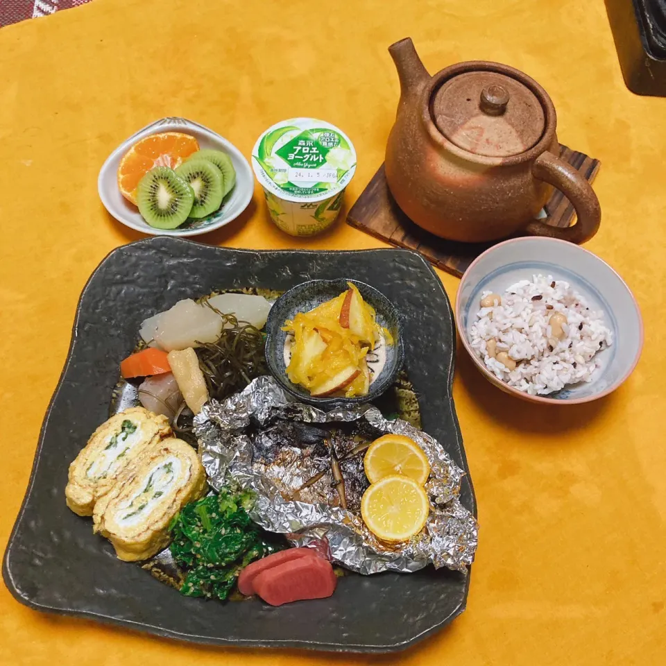 Snapdishの料理写真:grandmaの晩ごはん☆ 今夜は鯖の西京焼き…甘酒入りの甘い玉子焼き…意外に美味しい
頂きます|kaoriさん