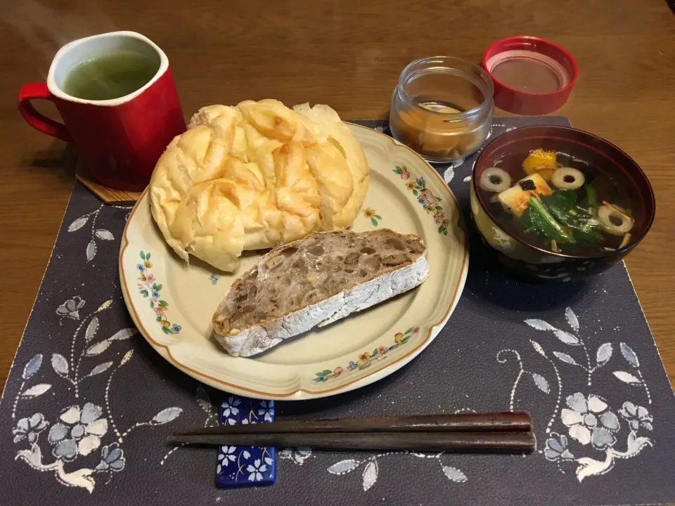 お雑煮、シュクレ・ド・フランス、くるみとカシューナッツのロデヴ、沢庵、熱い日本茶(朝ご飯)|enarinさん