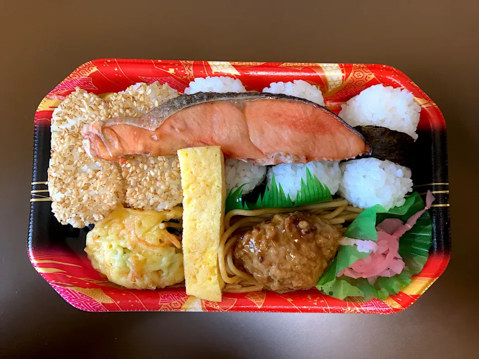 イオン 鮭と俵おにぎりのお弁当|ばーさんさん