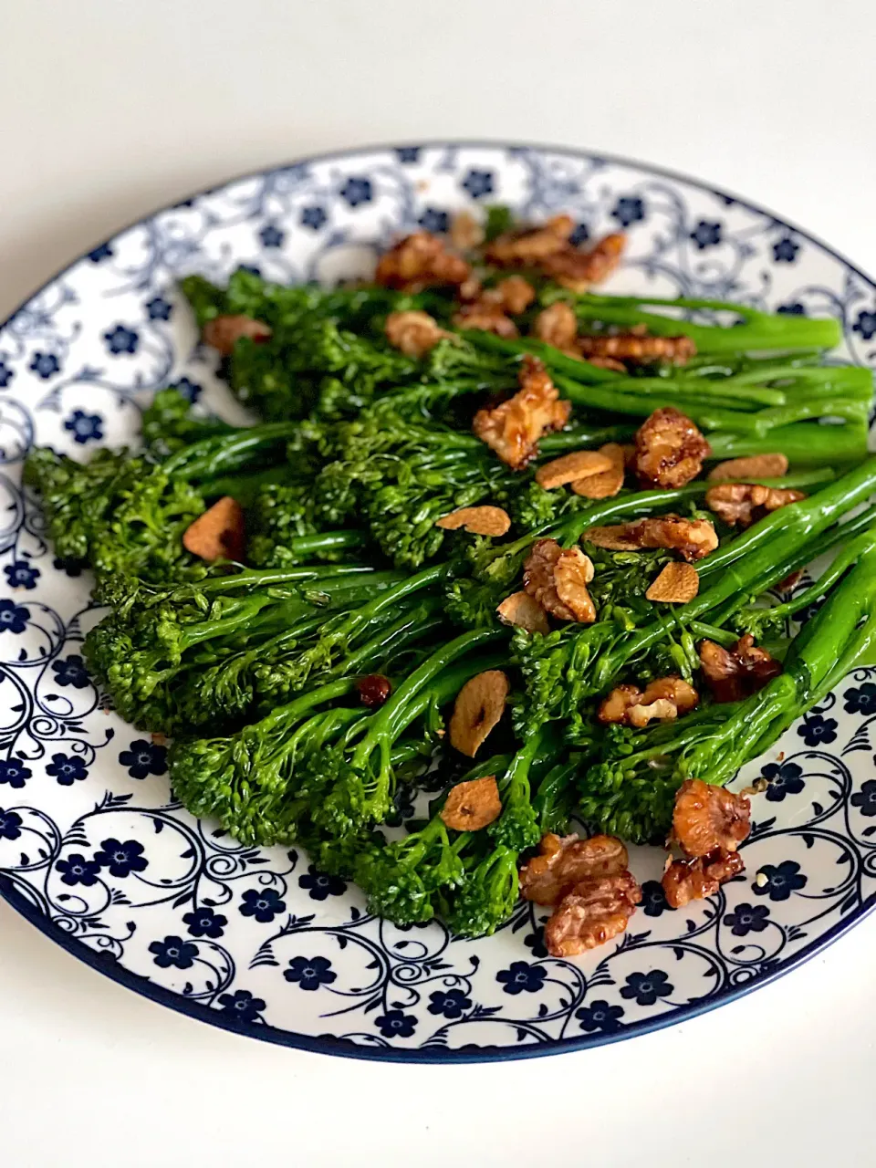 Broccolini, crispy garlic, candied walnuts|12Dragonさん