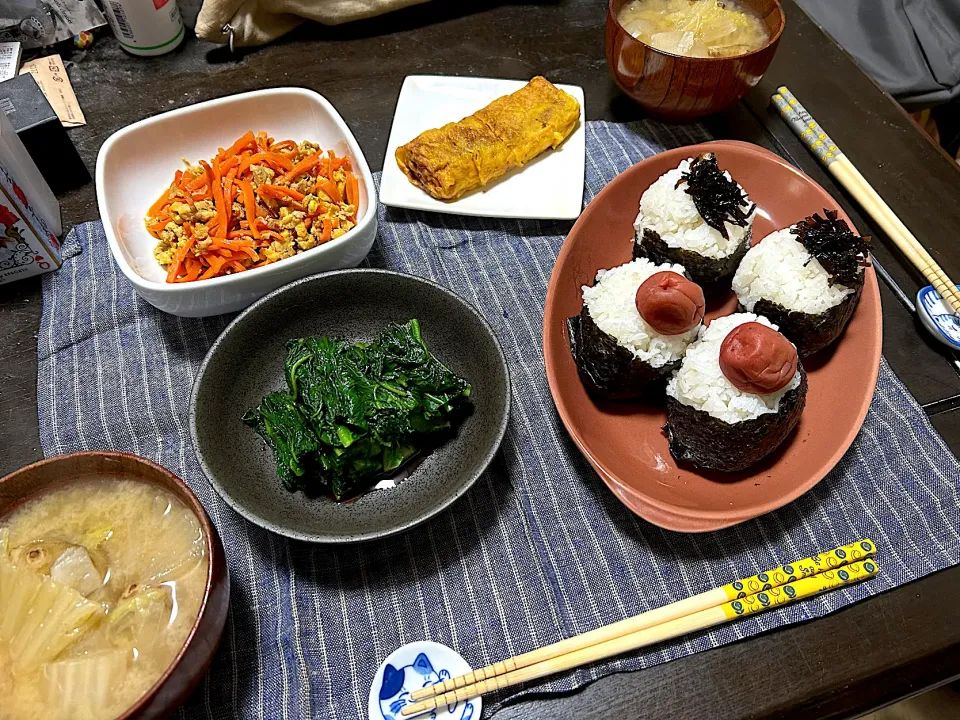 朝ごはん★にんじんしりしり、甘い卵焼き、かつお菜のおひたし、みそ汁、おにぎり|ハルさん