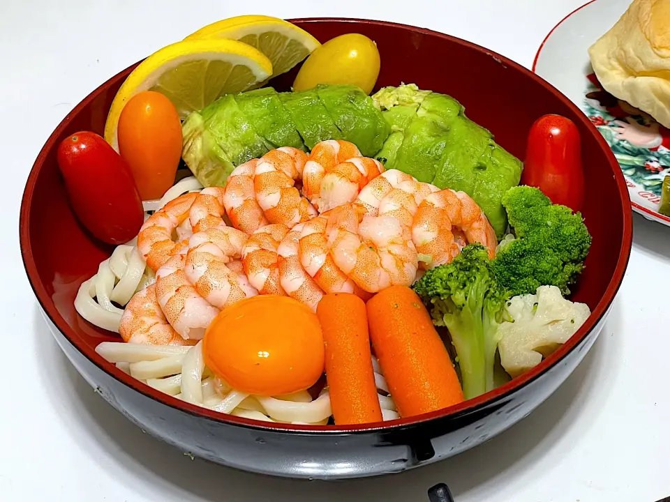 プリプリ海老ポキうどん🦐🥑|マニラ男さん