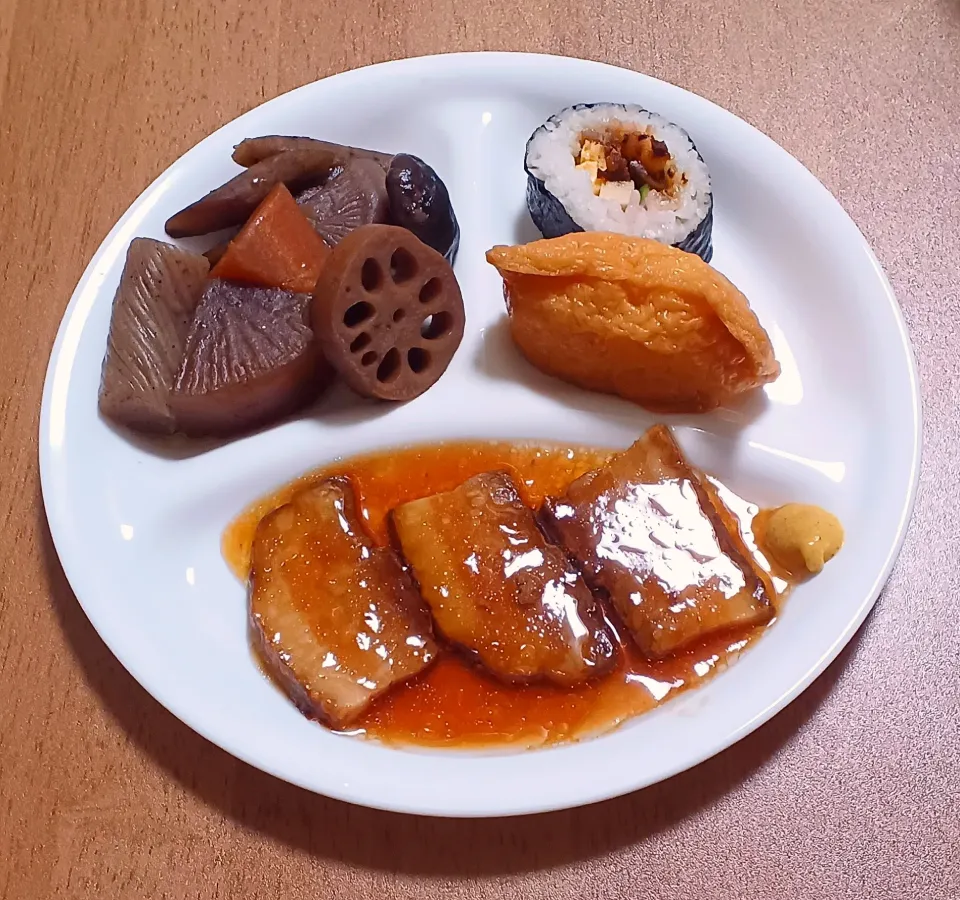 お煮しめ
巻き寿司、いなり寿司
豚の角煮
ご飯🍚|ナナさん