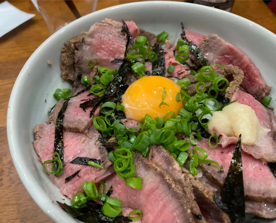 Snapdishの料理写真:夜食のローストビーフ丼|sakuramochiさん