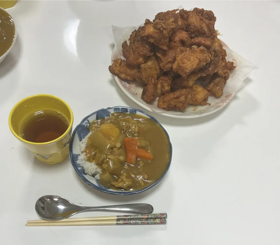 今日はパパリクエストのカレー。娘が人参の皮剥いたり、炒めたり煮込んだり、ルゥ入れたり。大活躍😆|Saharaさん