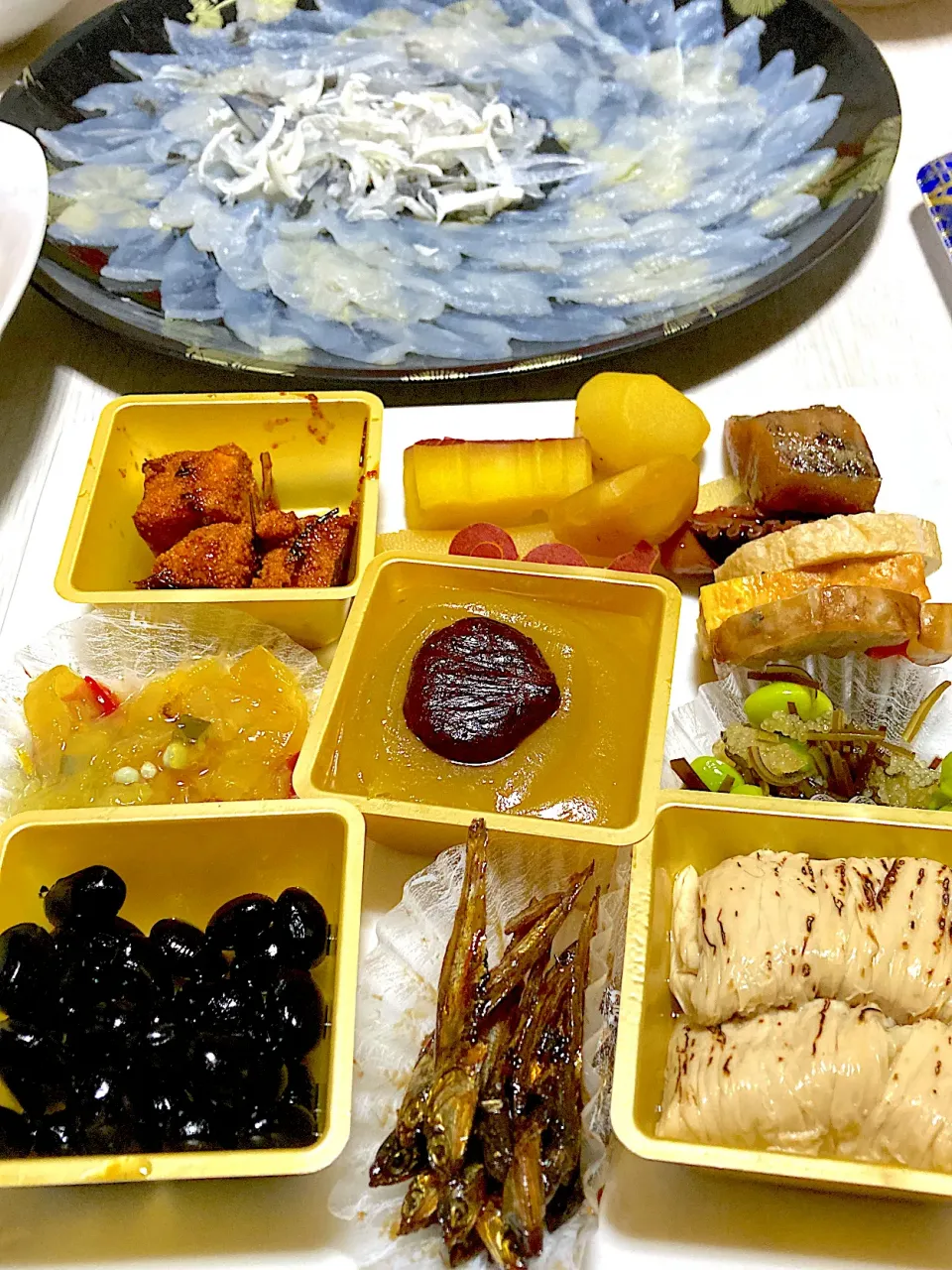 Snapdishの料理写真:おせちのこり、ふぐさし、エビのお吸い物|Ayaさん