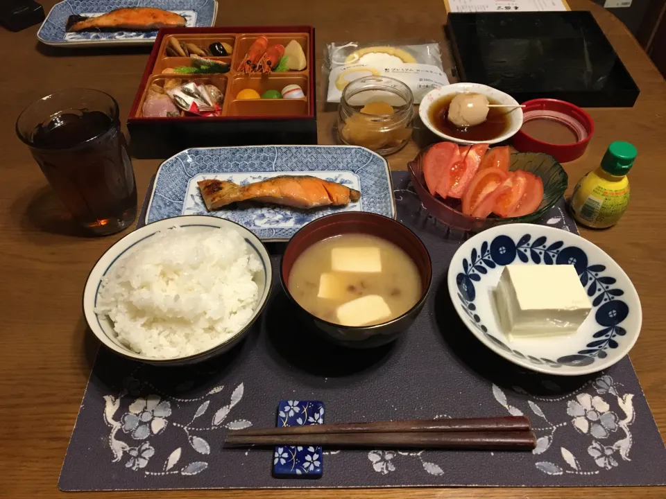 ご飯、網焼きした熟成天然紅鮭(甘口)の切り身、おせち、味玉、トマト、冷奴、豆腐となめこの味噌汁、沢庵、烏龍茶、ローソンのプレミアムロールケーキ(夕飯)|enarinさん