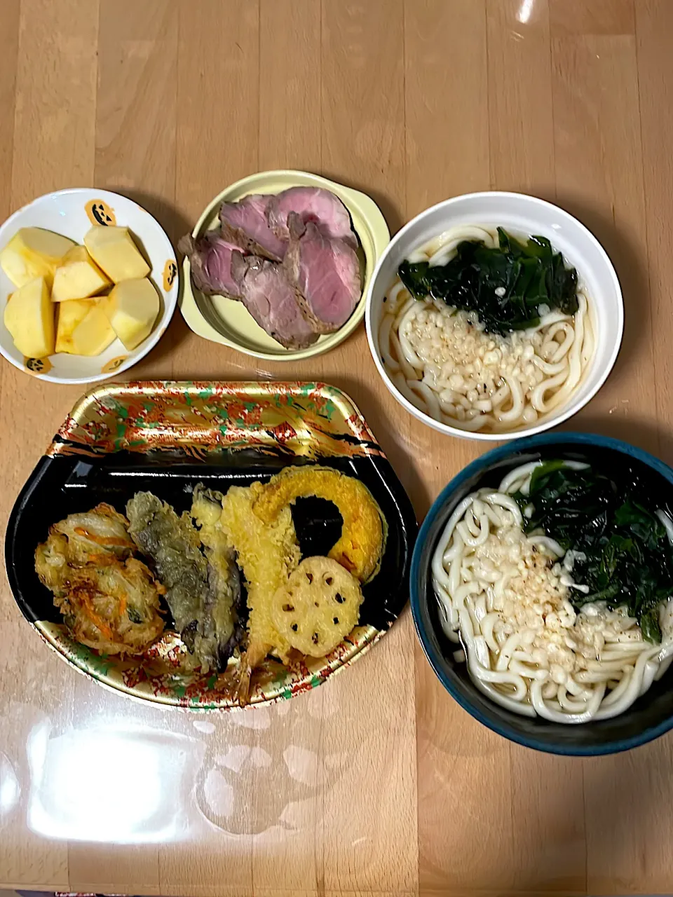 Snapdishの料理写真:わかめ天ぷらうどん　ローストポーク　りんご|そのみさん