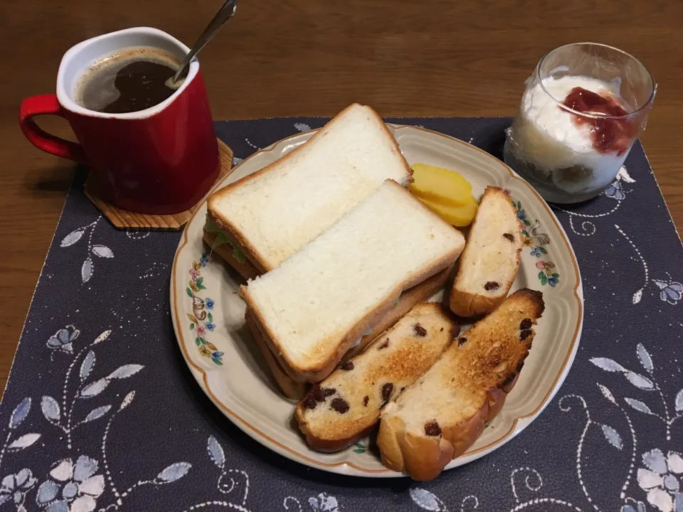 サンドイッチ、ぶどうパンのトースト、沢庵、バナナとぶどうスプレッド入りヨーグルト(昼飯)|enarinさん