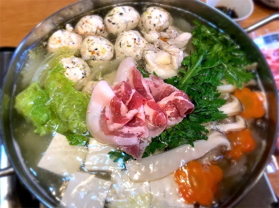 我が家の定番鍋　鶏つくね・鶏もも肉・豚ロース肉|じゅんさんさん