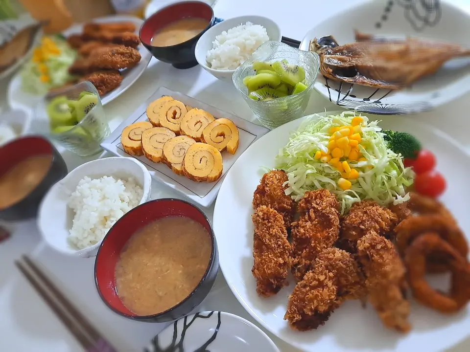 夕食(,,>᎑<,,)
カキフライ＆イカフライ＆サラダ🥗
アジ塩焼き🐟
伊達巻
豚汁🐷
キウイ🥝|プリン☆さん