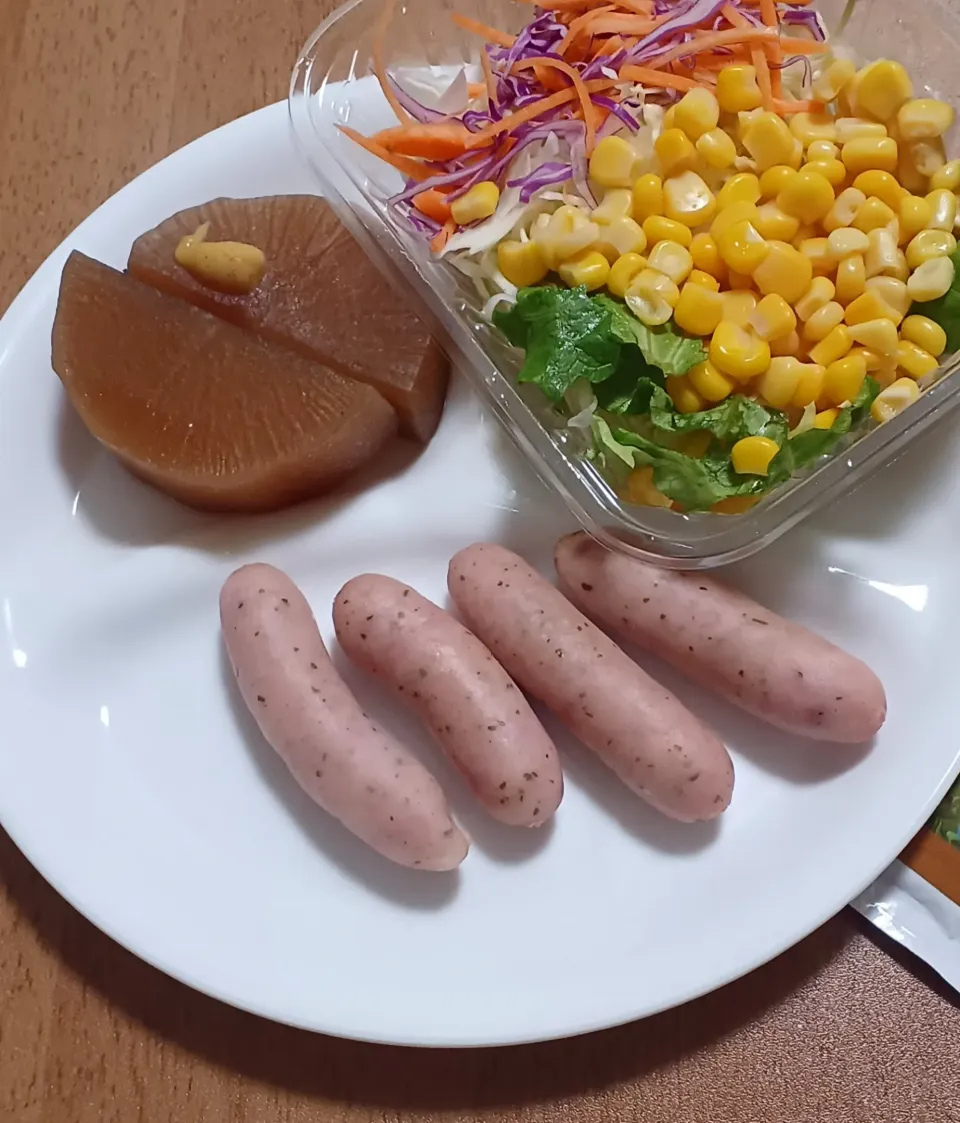 正月3日の晩御飯
大根炊き
レモンパセリウインナー
サラダ
ご飯🍚|ナナさん