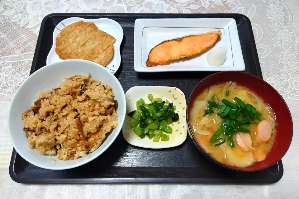 Snapdishの料理写真:今日の朝ごはん（炊き込みご飯に焼鮭、にんにく天、ソーセージと玉ねぎのみそ汁、野沢菜漬）|Mars＠釜飯作り研究中さん