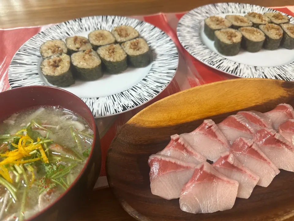 Snapdishの料理写真:ぶりのお刺身と納豆巻き|まささん