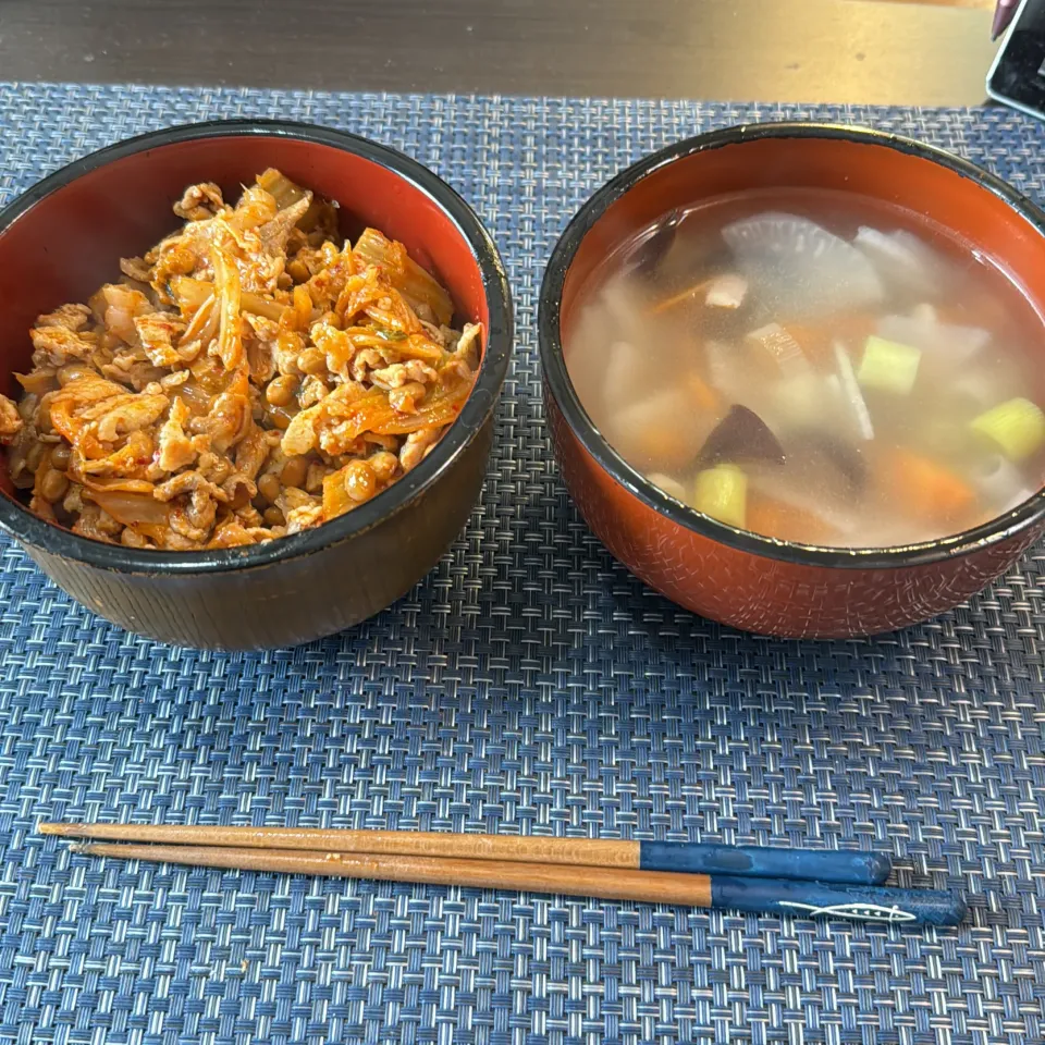 Snapdishの料理写真:豚キムチ納豆丼・きくらげの野菜スープ|a-parkさん