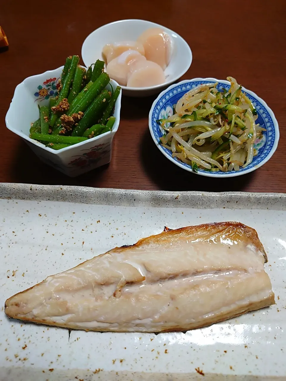 Snapdishの料理写真:サワラ塩焼き
いんげんの胡麻和え
ホタテ刺し身
もやしの中華和え|ぱやさん