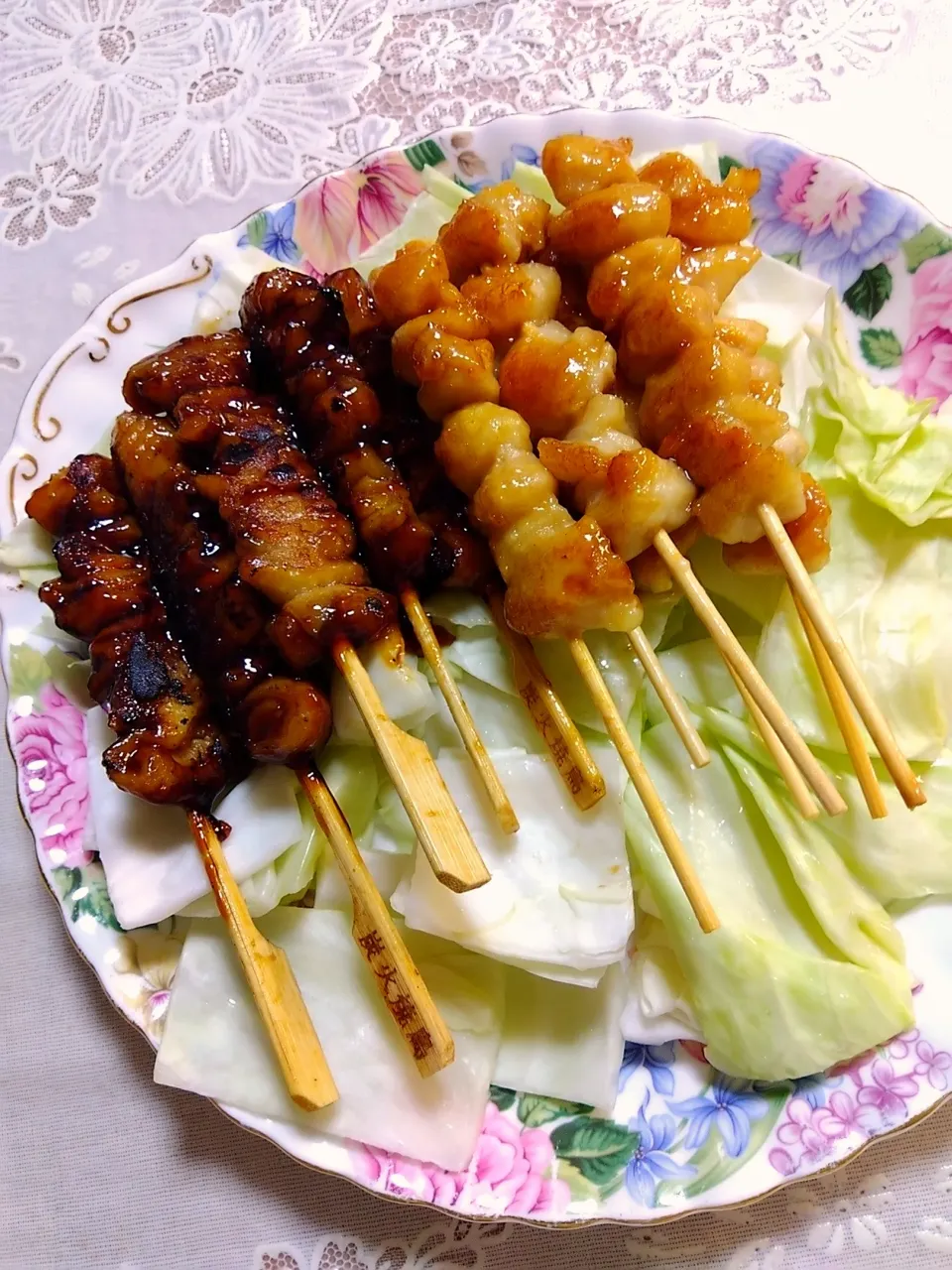 半分はチンしたので、ぼんじりは焼いた!
*たれは甘醤油。キャベツはレンチンしてあります。|m.rafuさん