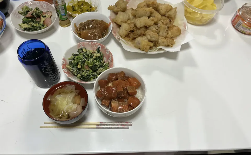 Snapdishの料理写真:晩御飯☆唐揚げ☆ほうれん草とウインナーの卵炒め☆サーモンの漬け丼☆すまし汁（キャベツ・エビつみれ）|Saharaさん