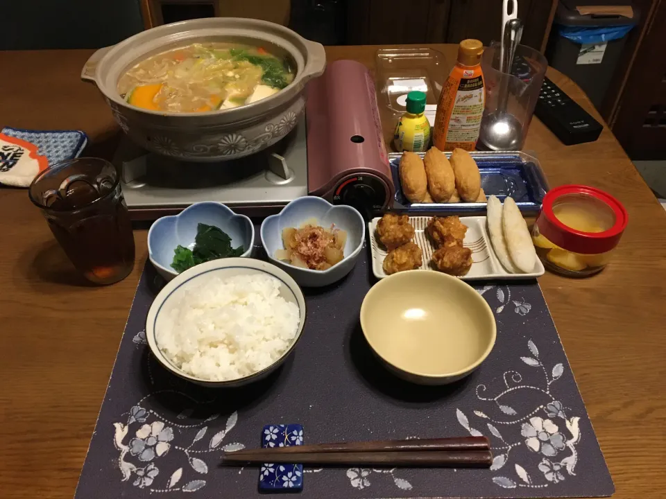 ご飯、味噌仕立て寄せ鍋、鳥の唐揚げ、笹かまぼこ、いなり寿司、ほうれん草のお浸し、数の子、沢庵、烏龍茶(夕飯)|enarinさん