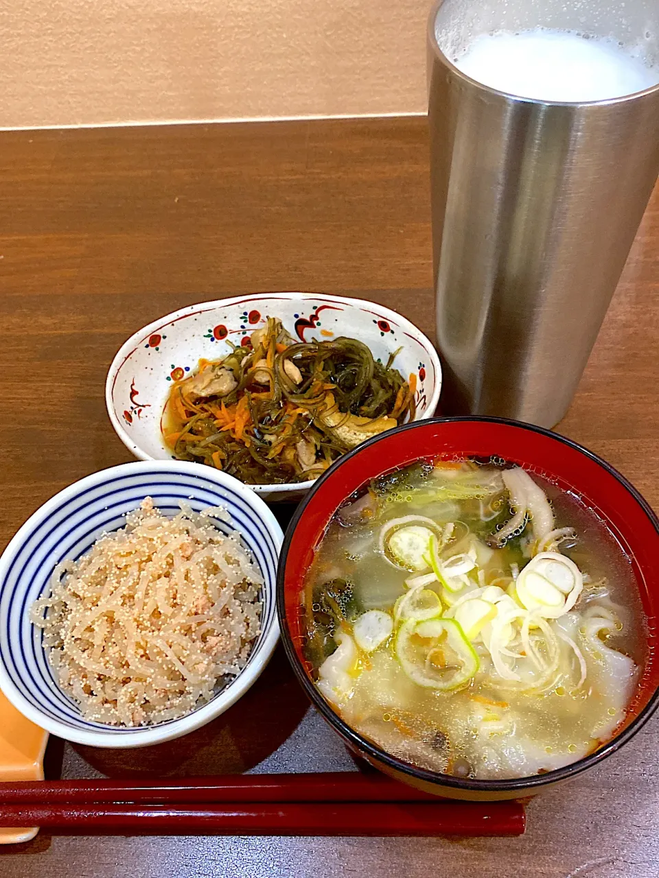 今日は水餃子、人参、白菜、ワカメ、長ネギの中華スープ。ごま油たっぷり、もも肉たっぷり切り昆布煮。たらこ白滝|りえはるさん