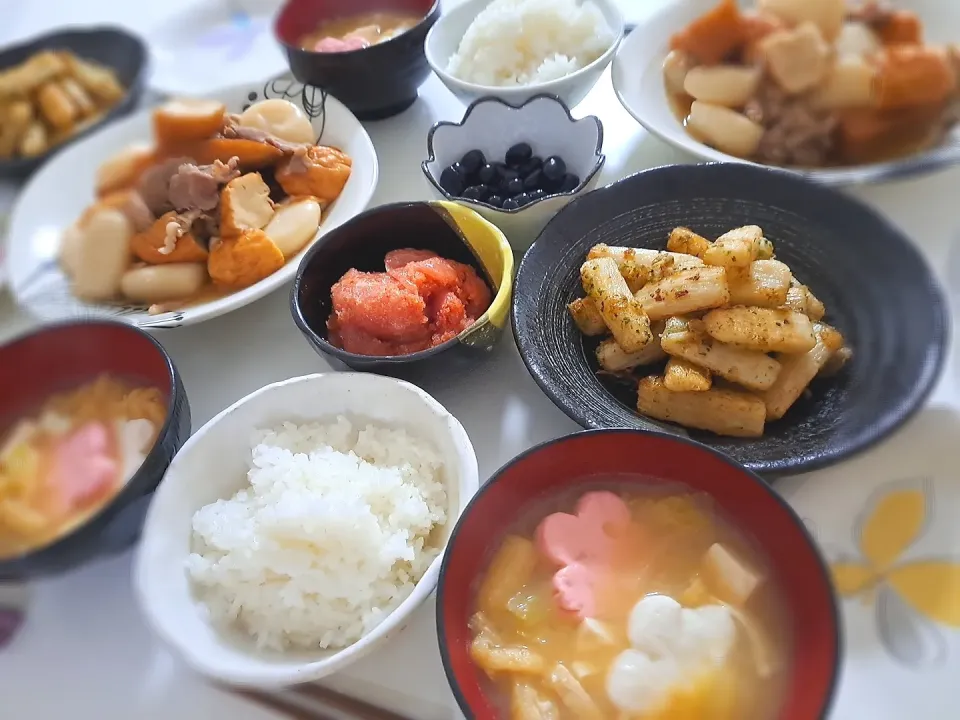 夕食(,,>᎑<,,)
煮物(豚肉、こんにゃく、魚河岸あげ、さつま揚げ)
長芋青のりしょう油バター炒め
黒豆
明太子
お味噌汁(白菜、油揚げ、海老しんじょ)|プリン☆さん