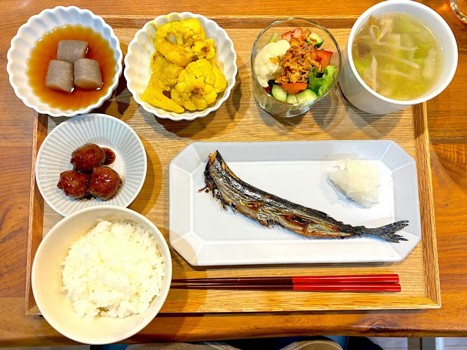 年末の夜ご飯(サンマ、カリフラワーカレー炒め、ピリ辛こんにゃく、肉団子、サラダ、白菜スープ)|cocomikaさん