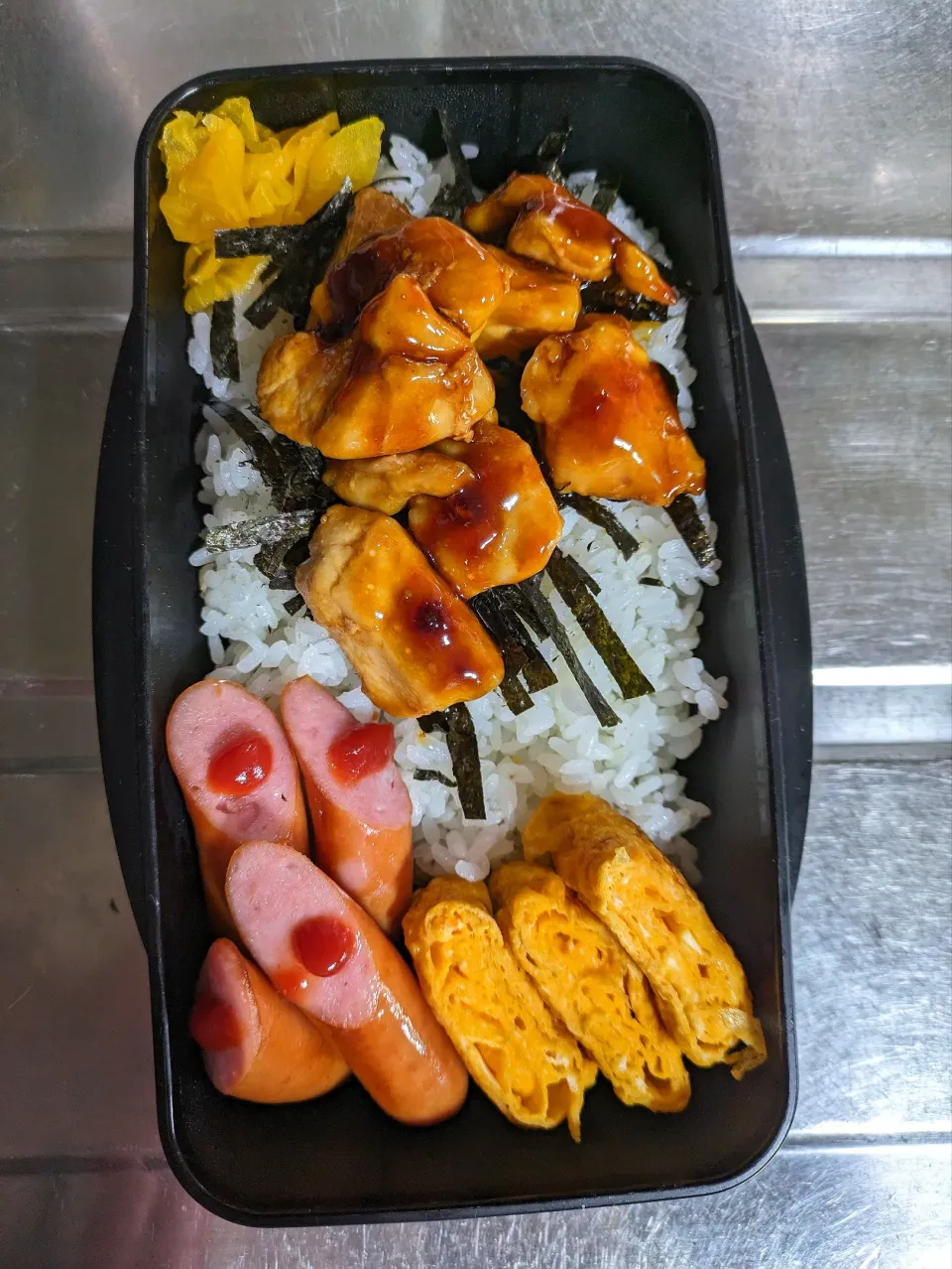 旦那弁当　2024/1/5

焼き鳥丼
ウインナー
玉子焼き|ユキヨメ♪さん