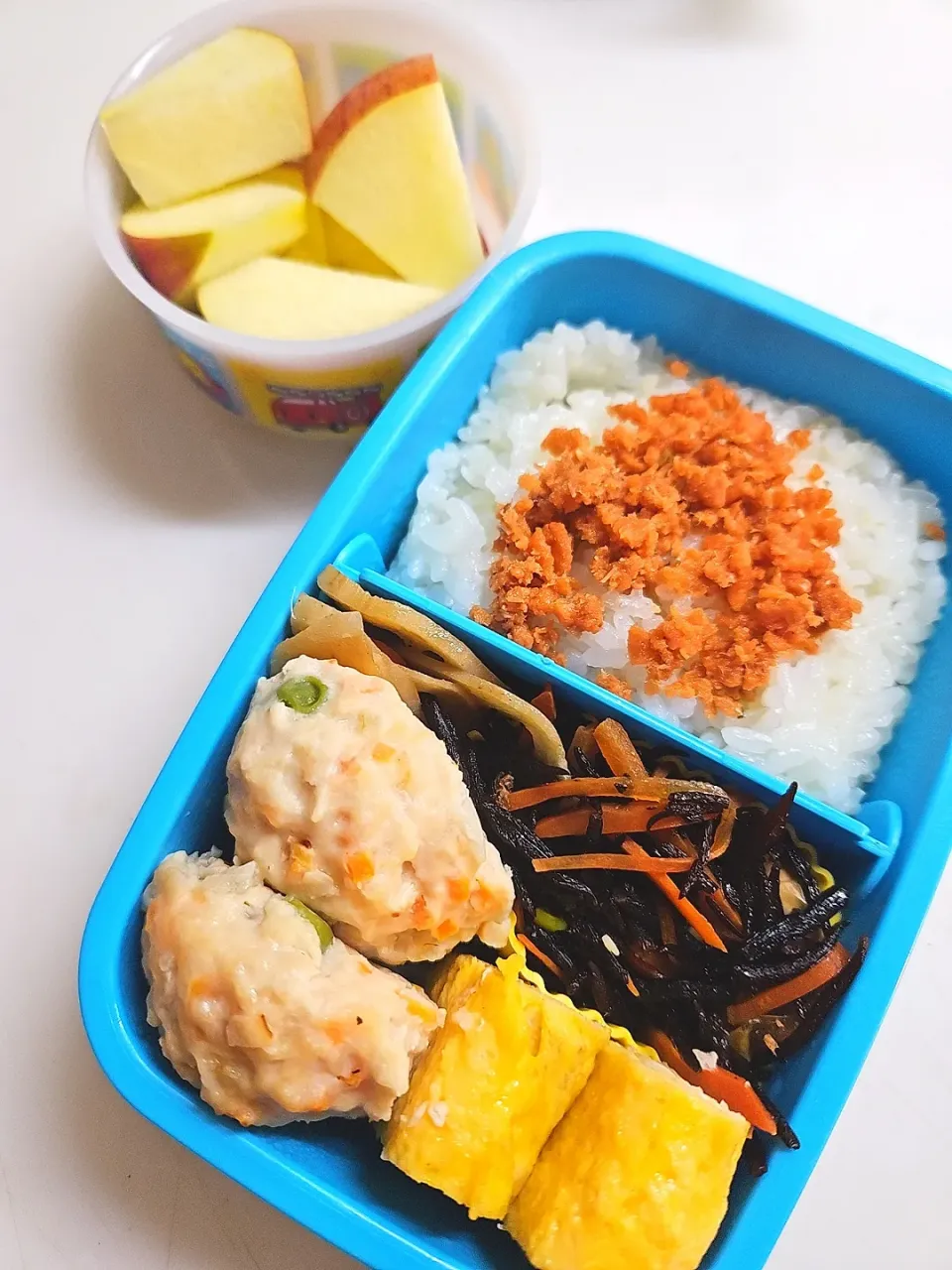 ☆小学生弁当☆鮭ごはん、蓮金平、ひじき煮物、シラス卵焼き、つくね、林檎|ｼｮｺﾗさん