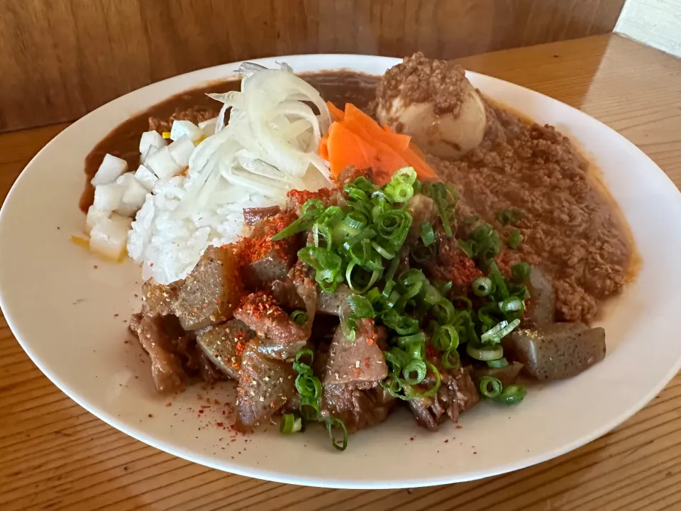 極辛キーマクラシックと大辛チキン🍛🌶️🔥のあいがけ、味玉と三日間限定のスジコン(大辛)トッピング🥚ピクルスマシマシ🥒|buhizouさん