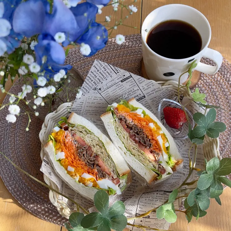 Snapdishの料理写真:1/5❤︎和牛牛焼肉たまごサンド🌱✨
お弁当の残り物で…遅ランチ

＊ ドンクパン
＊ 和牛牛焼肉
＊ 半熟たまご
＊ フリルレタス ＊キャベツ ＊トマト＊にんじん|Makinsさん