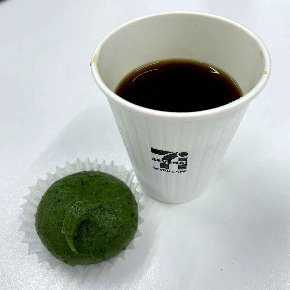 Snapdishの料理写真:よもぎ香る草もち w/ ホットコーヒー|T. Wonderさん