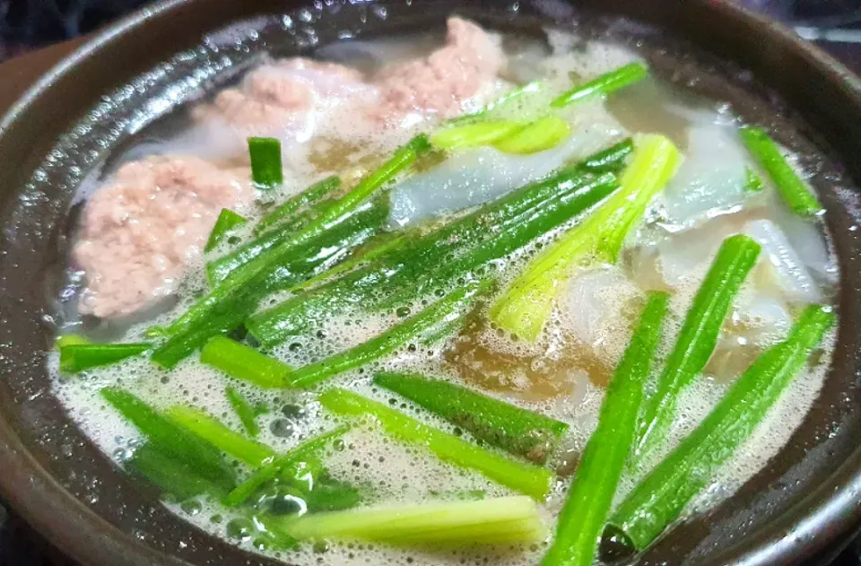 homemade minced pork balls kueh teow soup with spring onions, pepper, sesame oil, salt, light soy sauce 
quick, & easy meal 🤗😋😍|🌷lynnlicious🌷さん