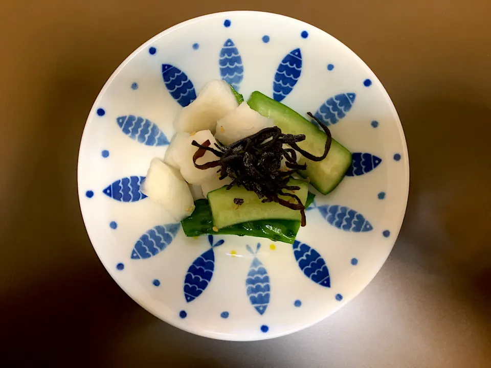 Snapdishの料理写真:セブン 塩昆布で食べるかぶ胡瓜(ハーフ)|ばーさんさん